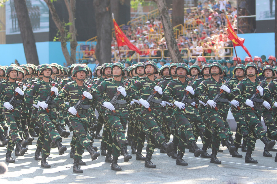 老挝人民军参加纪念南方解放、国家统一50周年庆典阅兵彩排。图自 越通社
