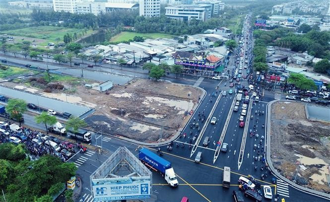 阮文灵—阮友寿交叉路口已全面投入使用,两条地下隧道启用后有效缓解交通拥堵。图自越通社
