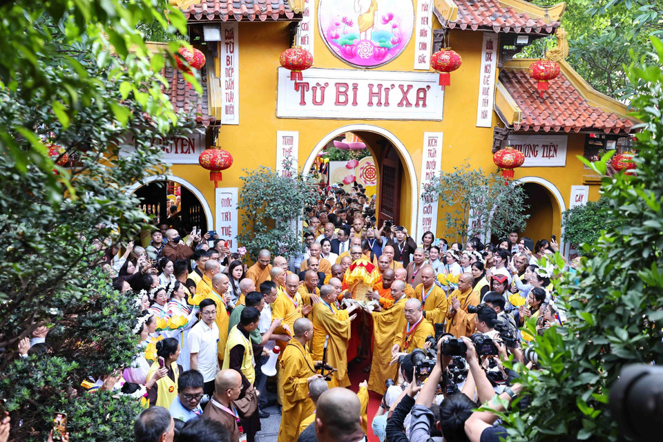 恭迎释迦牟尼佛舍利入馆史寺安丰,供佛教徒和人民群众前来瞻礼。图自越通社
