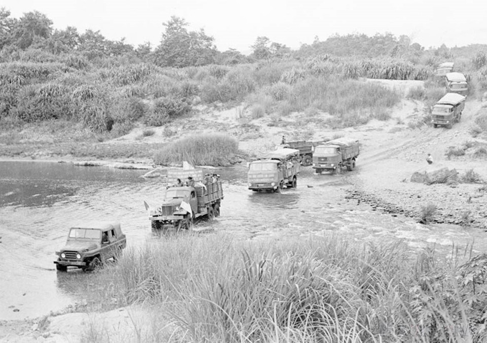 西原战区的运输战士们利用一切简易和机械化运输手段，运送数千吨物资支援战役。图自越通社