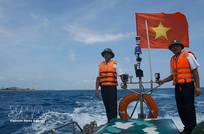 战士们在长沙东岛海域进行巡逻，维护海洋主权。图自越通社
