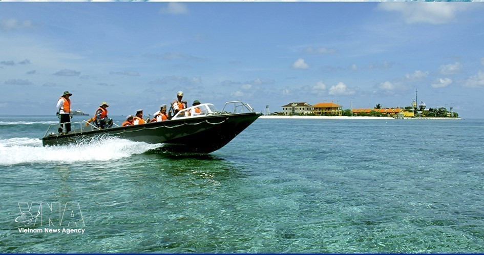 战士们在生存岛海域进行巡逻，守护海洋主权。图自越通社