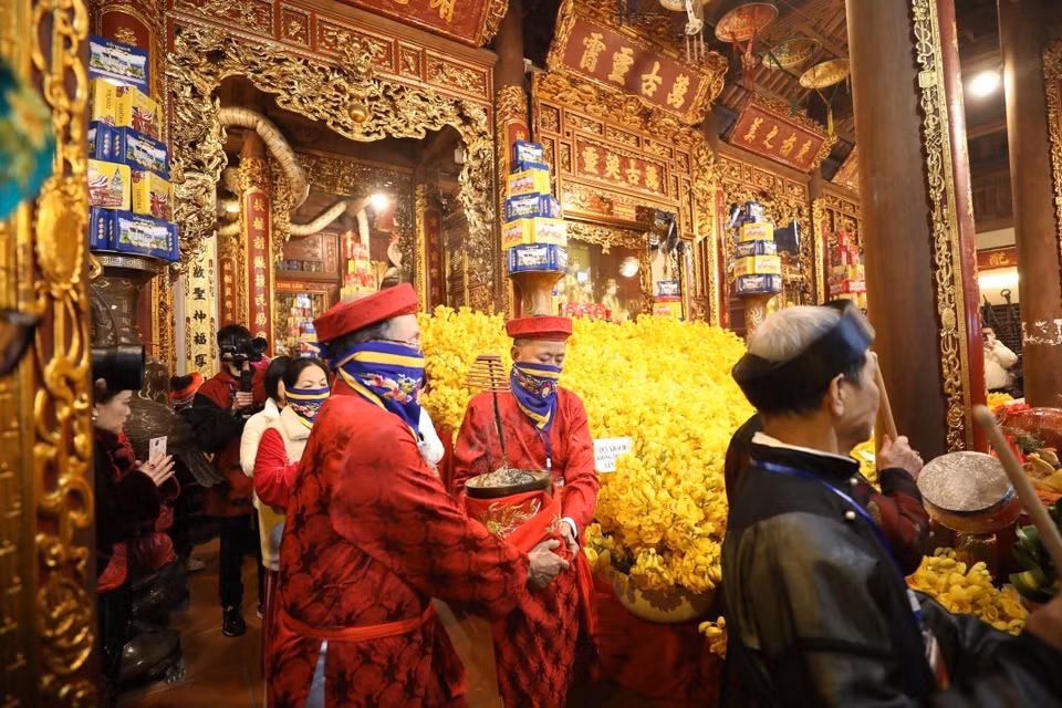 将淇穷大王的香炉从淇穷寺抬到轿子里，然后抬到左府祠。图自越通社