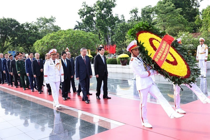 越南党和国家领导代表团向烈士英雄纪念碑敬献花圈。图自越通社