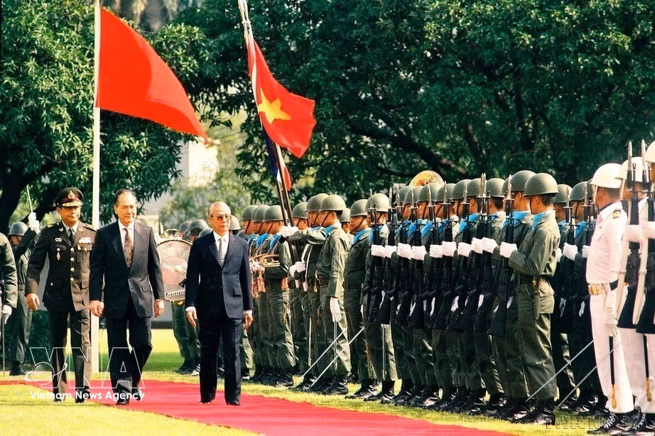 1991年10月28日，泰国总理阿南·班雅拉春（Anand Panyarachun）主持欢迎仪式，欢迎越南部长会议主席武文杰对泰国进行正式访问。图自越通社