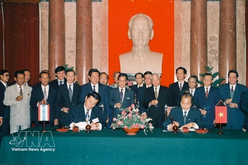 1994年，泰国总理川·立派（Chuan Leekpai）与越南政府总理武文杰共同见证两国工业与贸易合作协定签署仪式。图自越通社