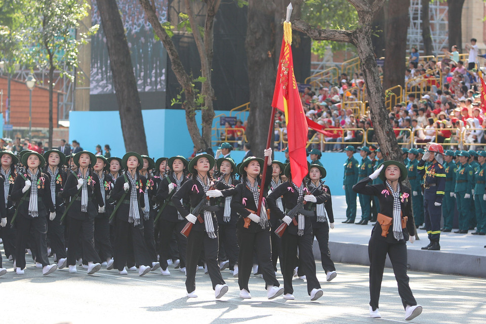 各力量参加纪念南方解放、国家统一50周年庆典阅兵、游行总彩排。图自 越通社