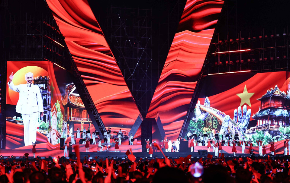 值此八月革命胜利80周年和9·2国庆之际，政论艺术晚会《祖国在我心中》隆重举行。图自越通社