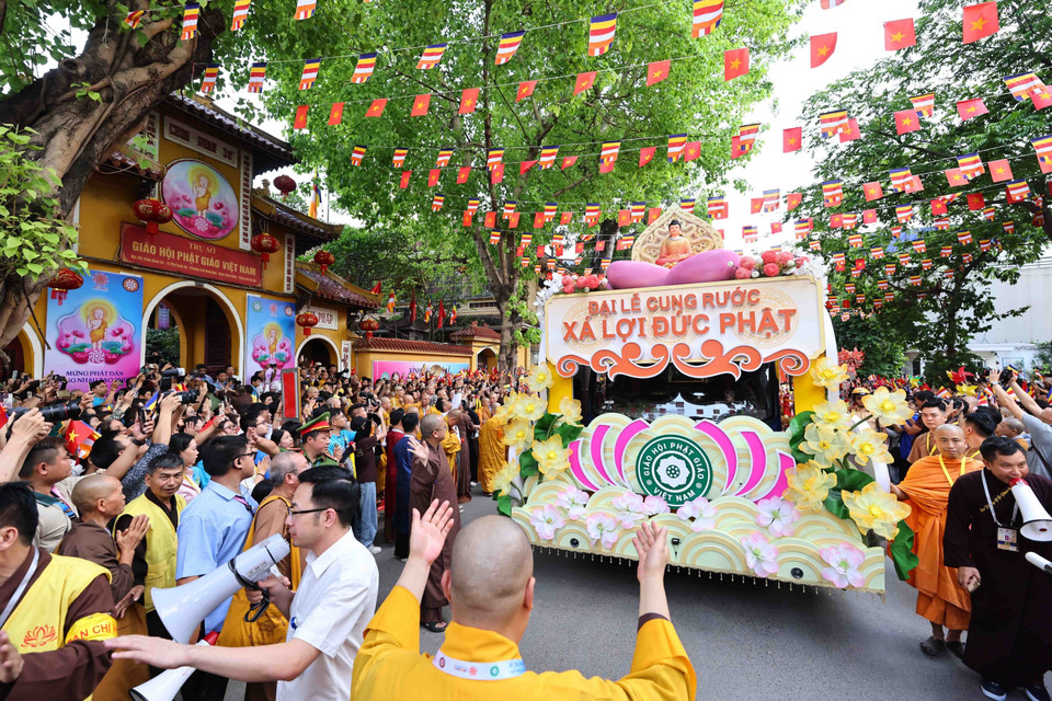 馆使寺举行佛教最神圣象征之一——释迦牟尼佛舍利安丰仪式,众多佛教徒和各地人民前来瞻礼。图自越通社