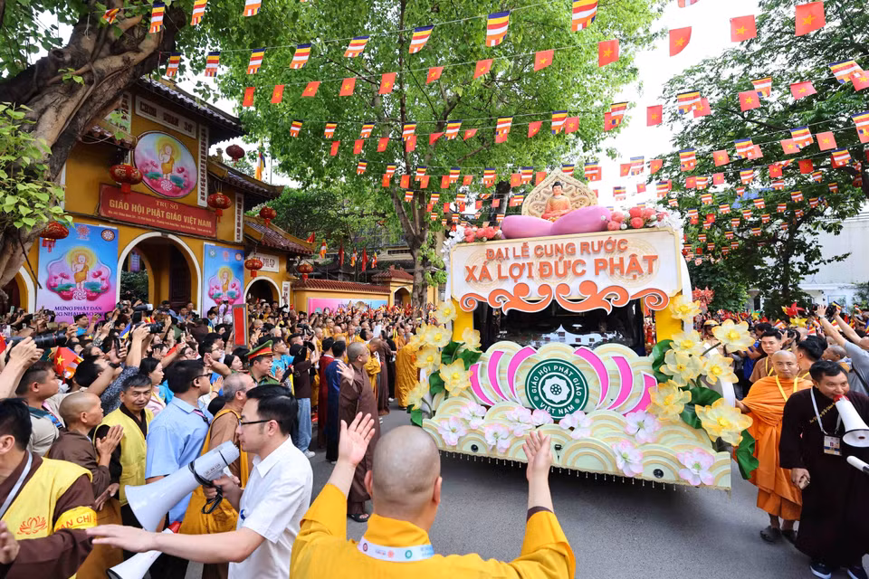 馆使寺举行佛教最神圣象征之一——释迦牟尼佛舍利安丰仪式，众多佛教徒和各地人民前来瞻礼。图自越通社