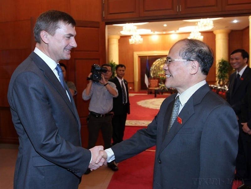 2011年11月7日，越南国会主席阮生雄会见正在正式访问越南的爱沙尼亚总理安西普。图自越通社