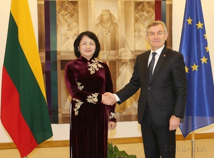 2017年10月23日，越南国家副主席邓氏玉盛在维尔纽斯会见立陶宛议会议长维克托拉斯·普兰茨凯蒂斯。图自越通社