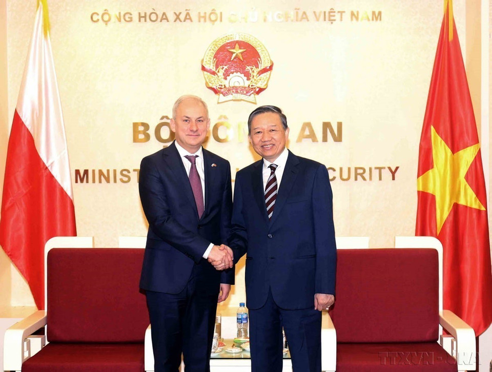 越南公安部部长苏林大将于2018年11月27日在河内会见对越南进行工作访问的波兰民主左翼联盟主席格日戈什·纳别拉尔斯基。图自越通社