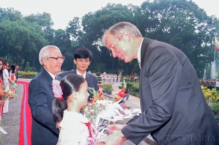 1995年9月27日在河内，越南总理武文杰主持仪式，欢迎立陶宛总理阿道法斯·什莱扎维丘斯对越南进行正式友好访问。图自越通社