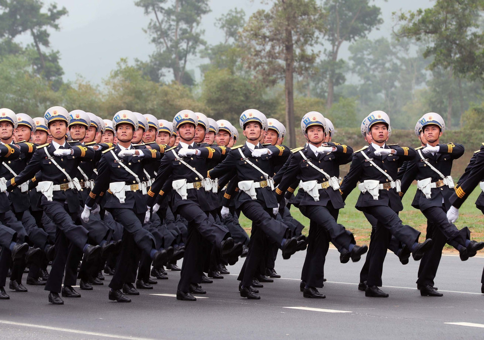 越南人民军海军方队参加合练， 全力备战纪念活动。图自 越通社