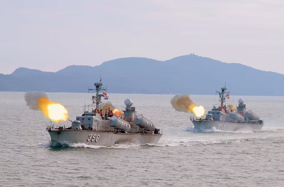 海军一区170旅的356号、357号舰艇在海上进行实弹射击训练。图自越通社
