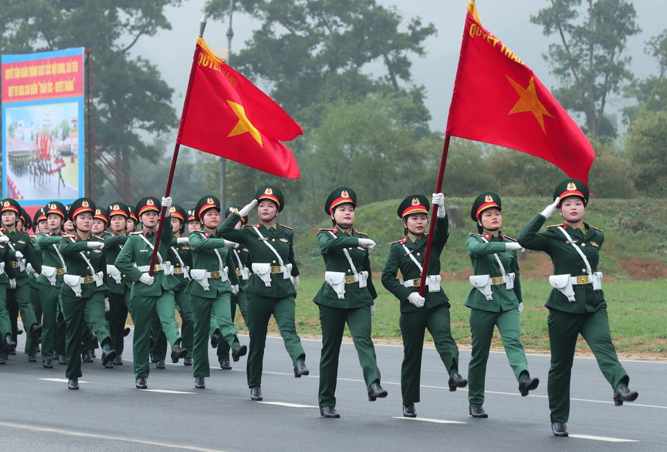 越南人民军女军医方队参加合练 。图自 越通社