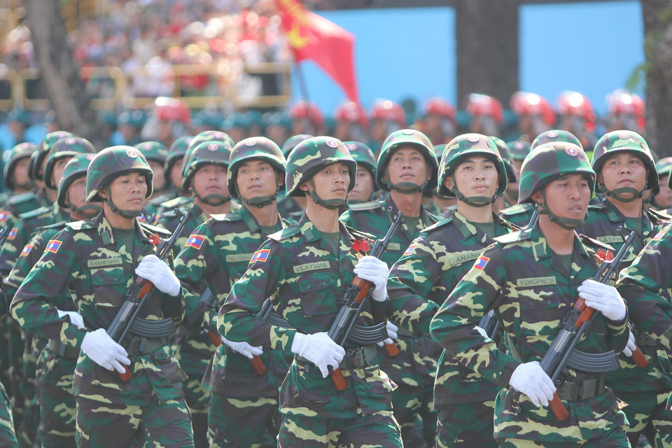 老挝人民军参加纪念南方解放、国家统一50周年庆典阅兵彩排。图自 越通社