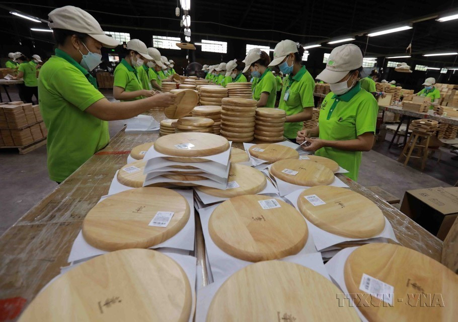 越南对立陶宛出口的主要商品包括大米、水产品、蔬果、茶叶、胡椒、腰果、木材及木制品、橡胶等。图中：在平阳省新渊市新协坊的一家公司工厂厨房用品加工环节。图自越通社