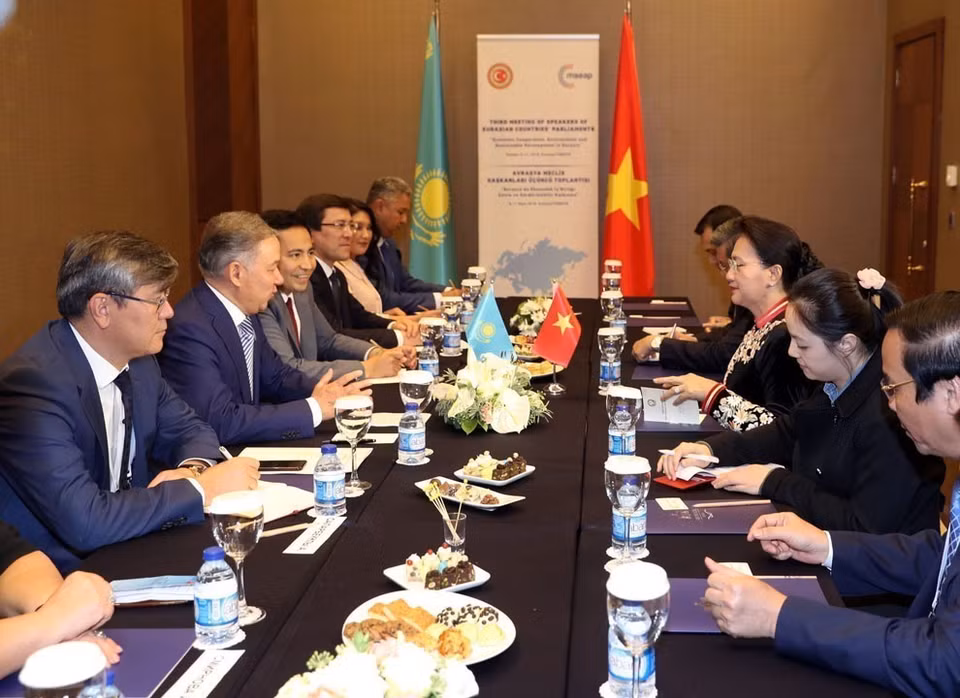出席在在土耳其安塔利亚市举行的第三届亚欧国家议会议长会议期间，2018年10月9日下午，越南国会主席阮氏金银会见哈萨克斯坦议会下议院议长努尔兰•尼格玛图林。图自越通社
