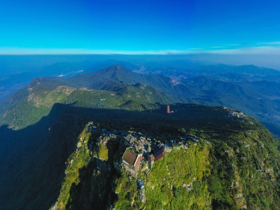 安子山之美在于山林的雄伟与静谧，与古寺、佛塔及禅宗净地的幽远沉寂相融合。图自越通社