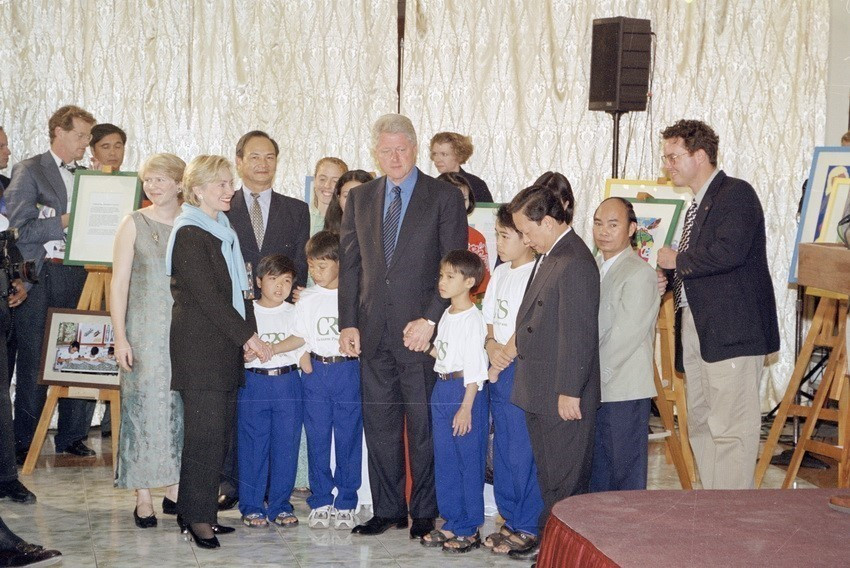 2000年11月18日,美国总统比尔·克林顿与夫人在对越南进行正式访问期间期间会见了越南战争中美国炸弹受害者。克林顿成为首位在越南战争结束25年后访问越南的美国总统。图自越通社