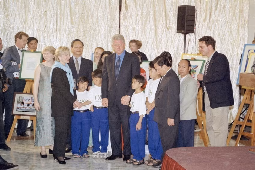 2000年11月18日，美国总统比尔·克林顿与夫人在对越南进行正式访问期间期间会见了越南战争中美国炸弹受害者。克林顿成为首位在越南战争结束25年后访问越南的美国总统。图自越通社