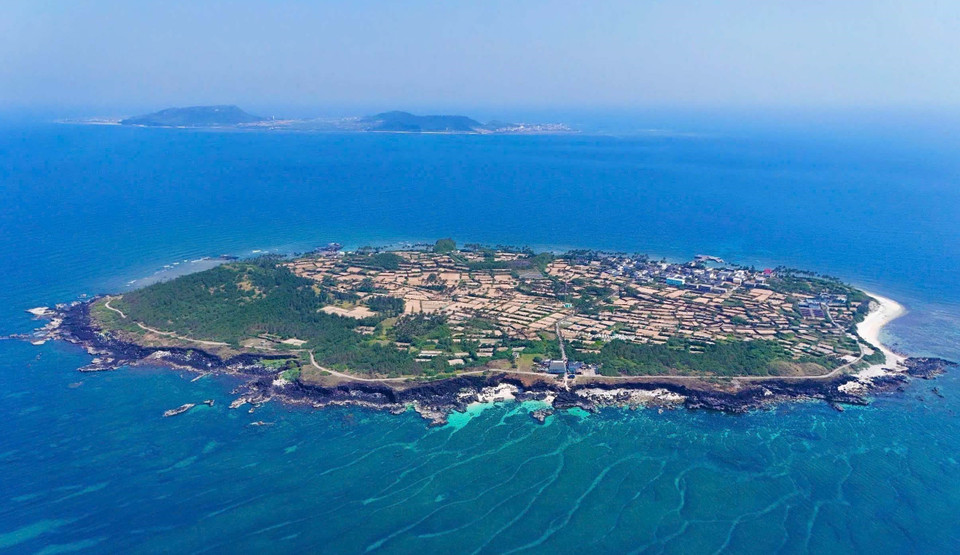 从高处俯瞰李山岛县的小岛全景。图自越通社