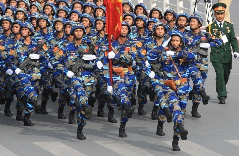 海军陆战队方阵参加2015年八月革命胜利暨国庆70周年庆典的阅兵仪式。图自越通社
