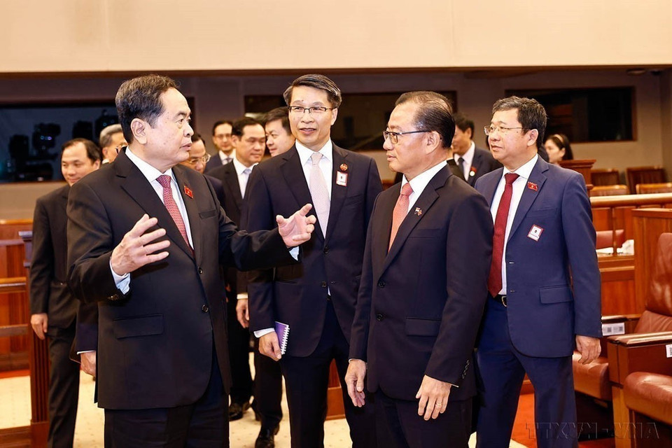 2024年12月2日，越南国会主席陈青敏与新加坡国会议长谢建平参观新加坡国会会议厅。图自越通社
