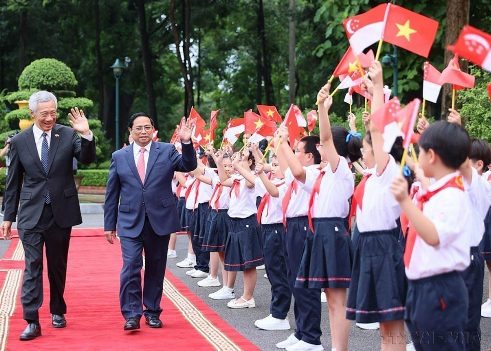 2023年8月28日上午，在河内，越南政府总理范明政举行隆重欢迎仪式，欢迎新加坡总理李显龙对越南进行正式访问。图自越通社