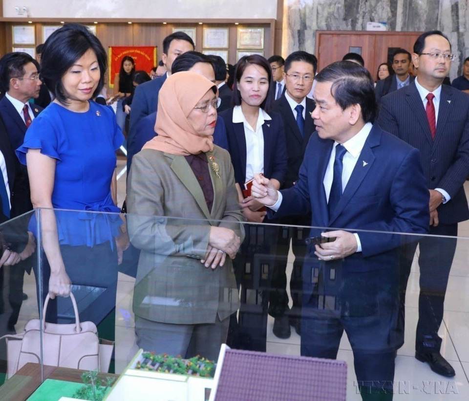 在对越南进行国事访问期间，2022年10月18日，新加坡共和国总统哈莉玛·雅各布参观了北宁省VSIP工业园区。图自越通社