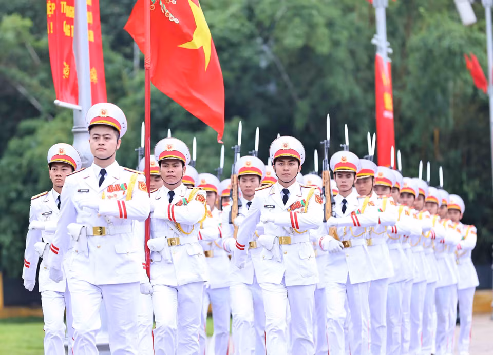 6时整，决胜旗团举行了神圣的升旗仪式。图自越通社