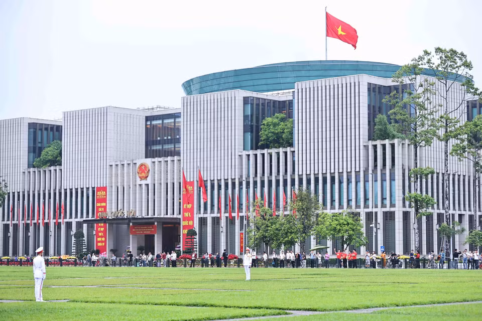 从清晨开始，人们就来到巴亭广场观看庄严的升旗仪式，纪念胡志明主席诞辰135周年。图自越通社