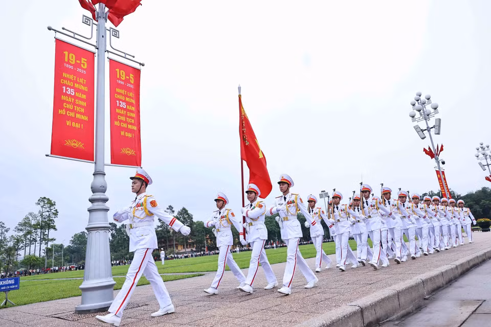胡志明主席陵保卫司令部的34名干部和战士在胡志明主席陵前庄严执行神圣的升旗仪式。图自越通社