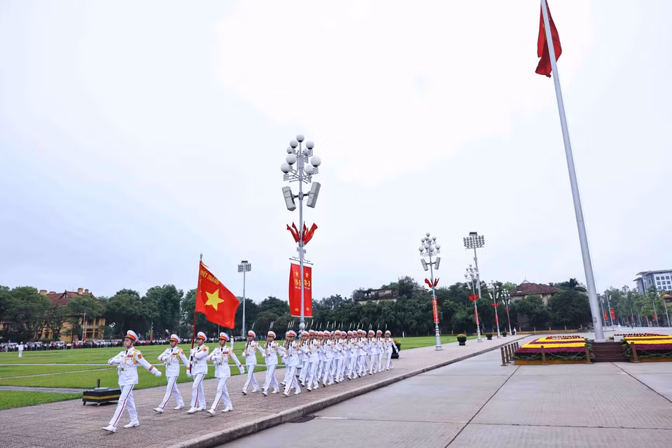 胡志明主席陵保卫司令部的34名干部和战士在胡志明主席陵前庄严执行神圣的升旗仪式。图自越通社