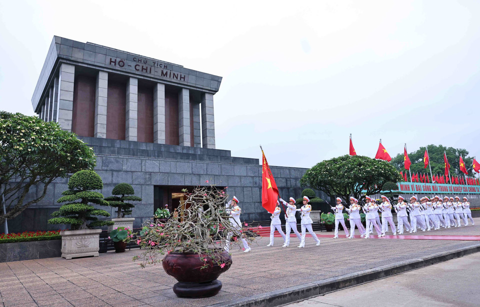 胡志明主席陵保卫司令部的34名干部和战士在胡志明主席陵前庄严执行神圣的升旗仪式。图自越通社