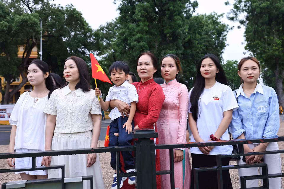 从清晨开始，人们就来到巴亭广场观看庄严的升旗仪式，纪念胡志明主席诞辰135周年。图自越通社