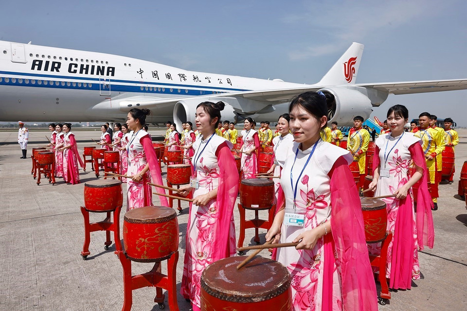 中共中央总书记、国家主席习近平的欢送仪式在内排国际机场举行。图自越通社