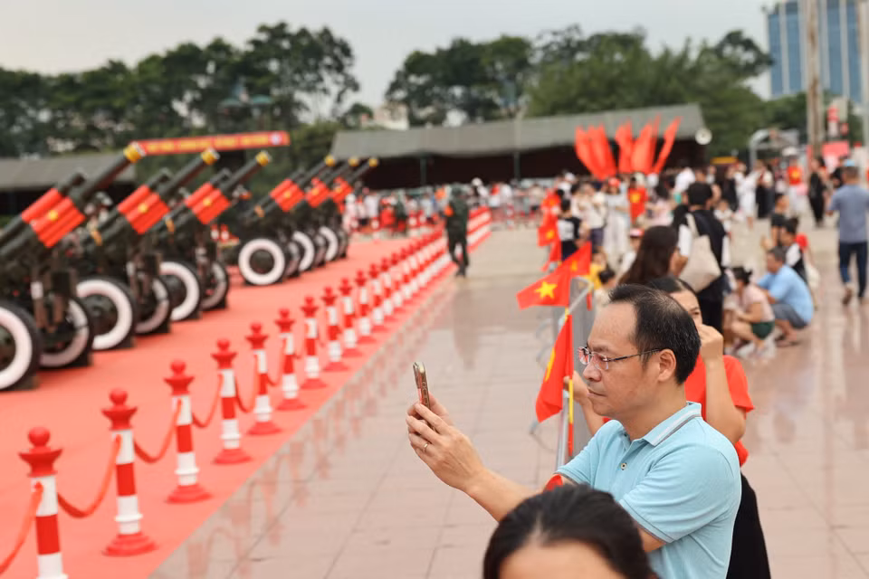 市民和游客纷纷记录下与礼炮的美好瞬间。图自越通社