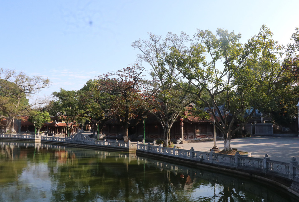 同骑亭上的狮首、龙首雕刻工艺精湛、浮雕细腻。图自越通社