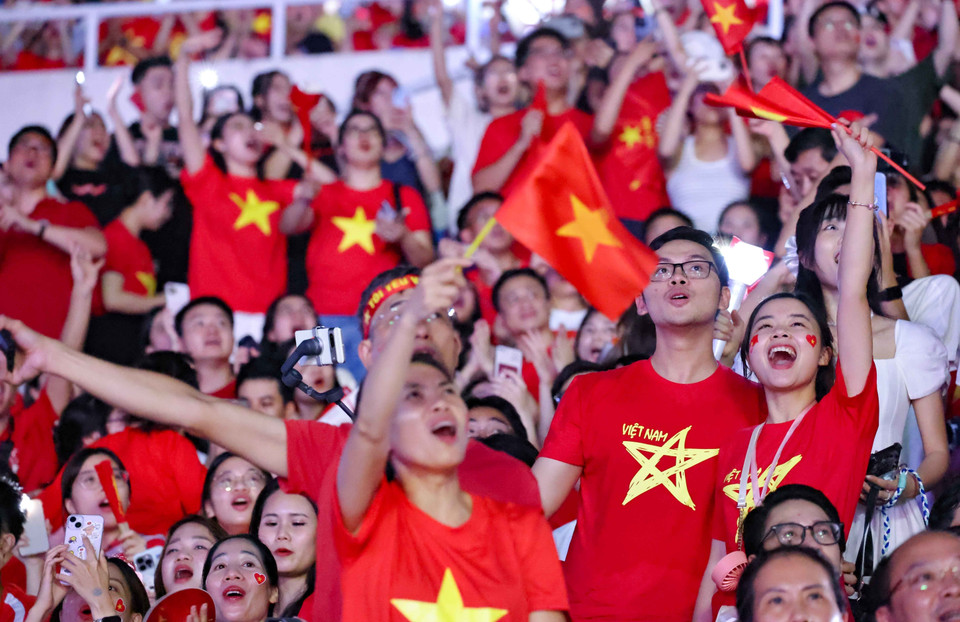 政论艺术晚会《祖国在我心中》带来一段深刻的情感之旅，将光辉的历史记忆与当下及未来奋发图强的愿望紧密相连。图自越通社