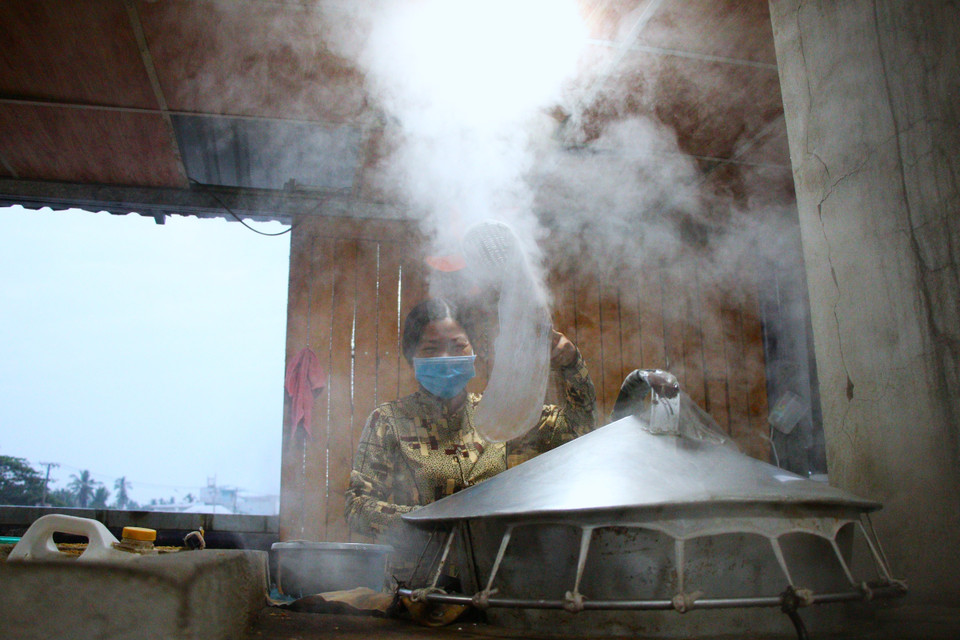 来到丐冷水上市场，游客可以参观并了解传统薄饼制作工艺。图自越通社