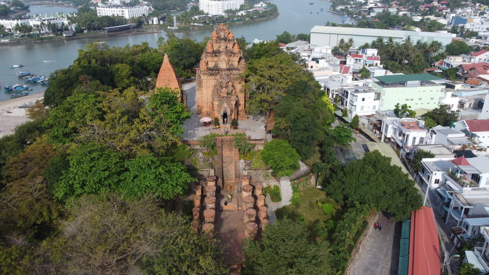 作为芽庄市著名的旅游胜地,波那加塔坐落于母河旁一座美丽的山丘上,以独特的古老建筑风格吸引游客慕名而来。图自越通社
