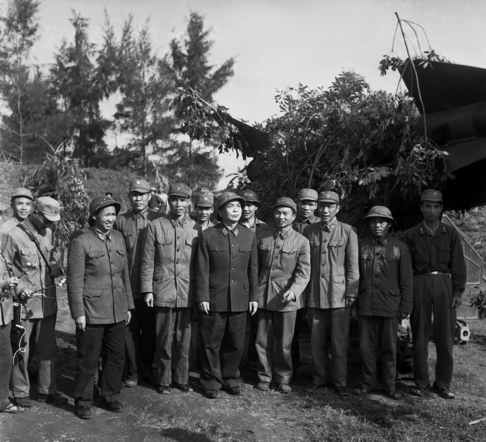 1972年12月30日,武元甲大将视察并与保卫首都的第79导弹营干部战士交流。图自越通社