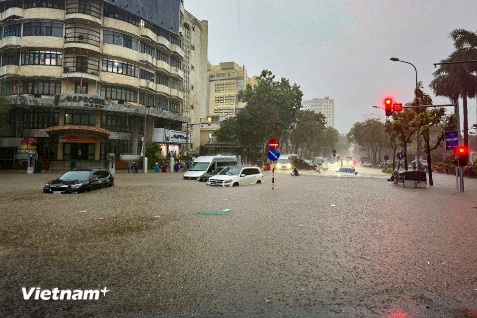 当天暴雨从早到晚不停，交通几乎陷入瘫痪，积水无处不在，人们出行极其困难。图自越通社