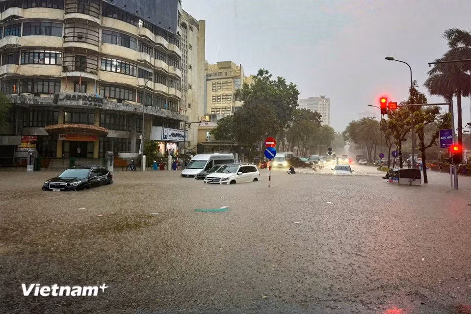 当天暴雨从早到晚不停，交通几乎陷入瘫痪，积水无处不在，人们出行极其困难。图自越通社