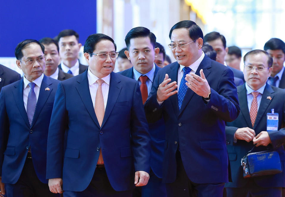 越南政府总理范明政与老挝政府总理宋赛·西潘敦共同主持越南与老挝政府间双边合作委员会第47次会议。图自越通社