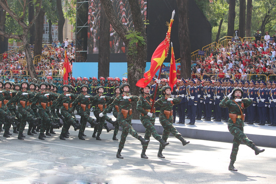 越南人民军各方队参加纪念南方解放、国家统一50周年庆典阅兵、游行总彩排。图自 越通社