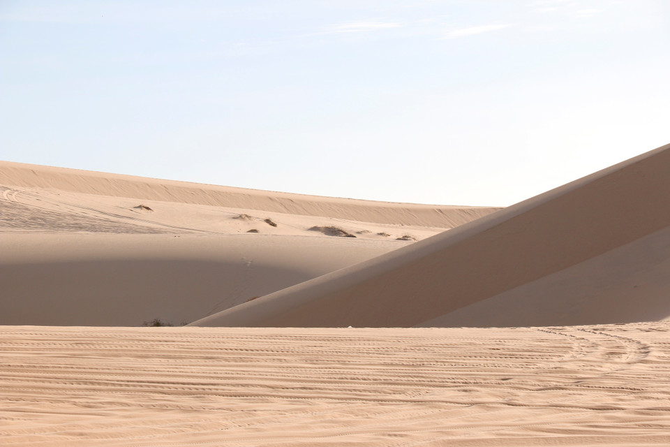 高耸绵延、形态多变的沙丘在风力作用下不断变化，吸引游客前来白沙丘参观游览。图自越通社